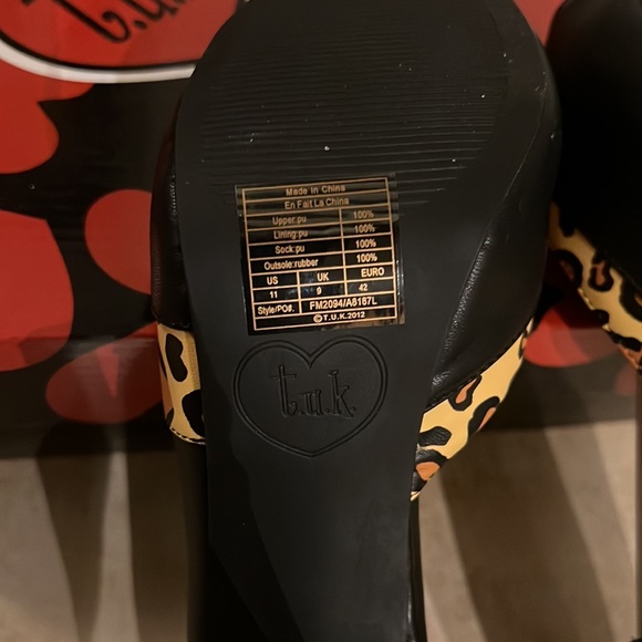 T.U.K. Black Leopard Print Bow Peep Toe with Heart Cut Out Heel size 11 - Picture 8 of 10